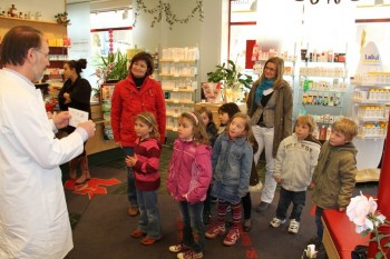 Im Kreis von einer kleinen Schar der Kindertagesstättenkinder überreichte Apotheker Joachim Hoeft einen mit 600 Euro gefüllten Umschlag an Gabriele Michel (Mitte), Leiterin der Kindertagesstätte Krausgasse. Aufmerksame Zeugin im Hintergrund war Erzieherin Sylvia Brandt. Foto: sb