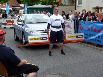 30 Männer aus ganz Deutschland stellen beim zweiten Gudensberger Strongmancup ihre Muskelkraft unter Beweis. Foto: nh