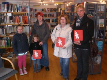 Die Gewinnerinnen des Märchen-Rätsels vom 24. März: Chantal, Nele und Nadine Körner, Gabriele Geitz unf Petra Wickert (v.l.). Foto: sb