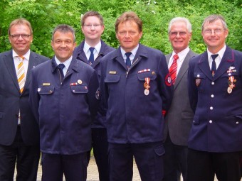 Horst Euler (Trockenerfurth, rechts) und Siegfried Bank (Borken, 4.v.l.) erhielten für 40 Jahre aktiven und ehrenamtlichen Feuerwehrdienst das Goldene Brandschutzehrenzeichen am Bande verliehen. Dazu gratulierten Erster Kreisbeigeordneter Winfried Becker (links), stellvertretender Stadtbrandinspektor Holger Raude (2.v.l.), Wehrführer Christoph Weber, Trockenerfurth (3.v.l.) sowie Stadtrat Günther Jacobi (5.v.l.). Foto: Ehl von Unwerth