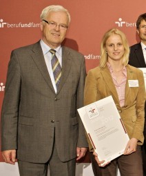Die B. Braun Melsungen AG ist für ihre familienbewusste Personalpolitik ausgezeichnet worden. In einer Festveranstaltung am Montag, 11. Juni, in Berlin nahm Reinhild Gutzeit, Leiterin Work-Life-Konzepte bei B. Braun, das von der berufundfamilie gGmbH – eine Initiative der Gemeinnützigen Hertie-Stiftung – erteilte Zertifikat zum audit berufundfamilie beziehungsweise audit familiengerechte hochschule entgegen. Foto: berufundfamilie gGmbH