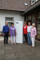 Ein neuer Kühlschrank für das Gemeinschaftshaus, v.l.: Marco Körner (Euronics XXL), Heide Engler, Ursel Mieth (beide Vereinsgemeinschaft) Gustel Jacobi (stv. Ortsvorsteher) und Gerlinde Krone (Vereinsgemeinschaft). Foto: tw