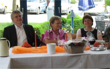 Gerda Steinbrecher (Mitte) wurde von Ingo Friedel, Zentralbereichsleiter Personal, und Inge Fleschenberg, Zentralbereichsleiterin Wirtschaft und Versorgung, in den Ruhestand verabschiedet. Foto: nh
