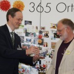 Rainer Kümmel übergibt den Pokal an Wolfgang Ellenberger vom Umweltbildungszentrum Licherode. Foto: Angelika Adamaschek/UBZ Licherode