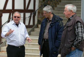 Lagebesprechung auf dem Marktplatz (v.l.): der Vorsitzende der Homberger Liedertafel Hartmut Sandmüller, Stadtmarketing-Geschäftsführer Dr. Dirk Richhardt und Horst Heide. Foto: nh
