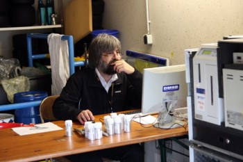 Dr. Harald Wetzel kontrolliert Benzin und Reifenproben. Foto: Uli Daume