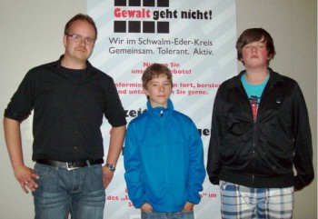 Auszeichnung: Christian Simon, Moritz Eschner und Fabian Keil nahmen den Pass für die Hermann-Schuchard-Schule entgegen. Foto: nh