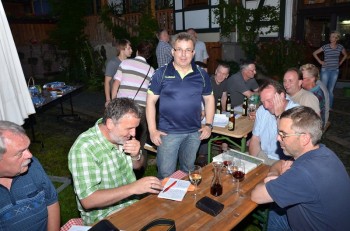 ochen Schmidt (sitzend mit Schreibblock) schmiedet mit Jochen Köbberling (li) Ortsvorsteher Thomas Steube (stehend), dem Malsfelder Bürgermeister Herbert Vaupel, Fleischermeister Kurt Hain- im Hintergrund Mosheimer, die sich auf die Dreharbeiten vorbereiten. Foto: Reinhold Hocke