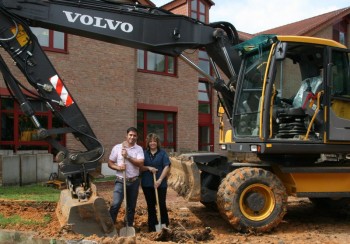 Es geht los: Leo Brizzi und Iris Deisenroth auf der Baustelle. Foto: me