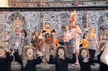 Die beliebteste und älteste Musicalveranstaltung dieser Art in Nord- und Mittelhessen findet auch in diesem Jahr wieder auf der Open Air Bühne der Totenkirche in Schwalmstadt-Treysa statt. Vor der herrlichen Kulisse und im lauschigen Ambiente der Ruine präsentieren Karin George & Friends wieder eine bunt gemischte Auswahl unterschiedlicher Musicals sowie Evergreens und Hits aus dem Bereich der Pop- und Filmmusik. Foto: nh