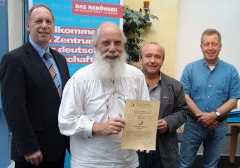 Ausgezeichnet: Seit 1978 ist Gunnar Ravn in der Steinmetz- und Bildhauer-Innung in Nordhessen ehrenamtlich aktiv. Er gehört zu den profiliertesten Handwerkern in Nordhessen. Links Stv. Landesinnungsmeister Kai Hartmann, rechts Obermeister Jochen Bollerhey und der stv. Obermeister Holger Ritter. Foto: Wolfgang Scholz