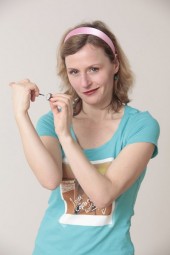 Maria Vollmer ist mit ihrem Programm "Sex & Drugs im Reihenhaus" am 30. und 31. August in der Elwe zu sehen. Foto: nh