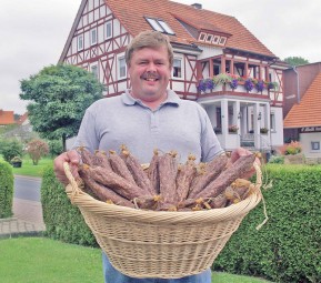 Frank Hartung präsentiert die Ahle Wurscht. Foto: nh