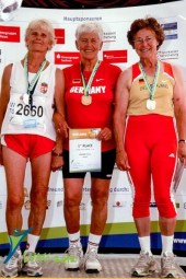 Goldmedaille, Zertifikat und Nationalhymne - Hella Böker war überglücklich. Foto: nh