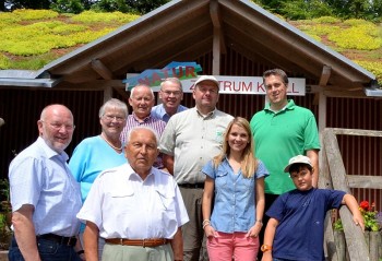 Gruppenfoto vor dem Schulungs- und Verwaltungsgebäude des Naturzentrums: Dr. Ortwin Sprenger (Stellvertretender Fraktionsvorsitzender), Renate Schütz (M d Kreistag), Georg Albert (Fraktionsgeschäftsführer), Manfred Emde (Beirat), Reinhold Hocke (Beirat), Dr. Wolfgang Fröhlich (Leiter Naturzentrum Knüllwald), Wiebke Reich (Fraktionsvorsitzende, Nils Weigand (stellvertretender Vorsitzender Kreistag) und Nils Fröhlich (v.l.). Foto: Reinhold Hocke