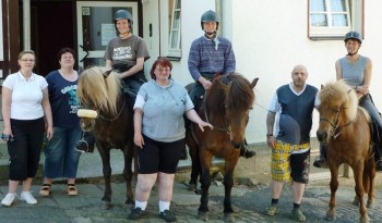 Überraschender Besuch: Die Reiterinnen freundeten sich mit den Bewohnern des Gutes Halbersdorf an. Foto: nh