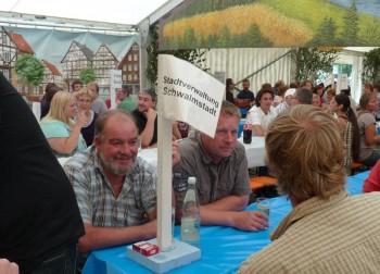 Wie die Stadtverwaltung von Schwalmstadt nutzen auch immer mehr private Unternehmen den Bürgerfrühschoppen der Hutzelkirmes zum geselligen Austausch. Foto: nh