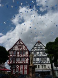Sichtbares Zeichen dafür, dass die Hutzelkirmes vor der Tür steht, ist der blau-weiße Fahnenschmuck in Treysas Straßen. Sahnehäubchen ist die Wimpelketten- Krone auf dem Marktplatz. Foto: nh