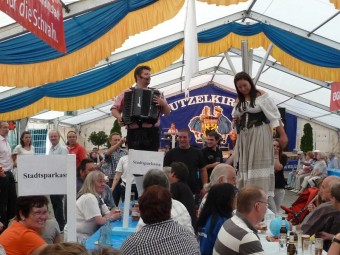 Einen fröhlichen Ausklang erlebte die Treeser Hutzelkirmes am Montag. Die Bevölkerung traf sich im Festzelt zu einem gemütlichen Beisammensein. Begleitet von den Ottertaler Musikanten wurde noch einmal zünftig gefeiert. Foto: nh