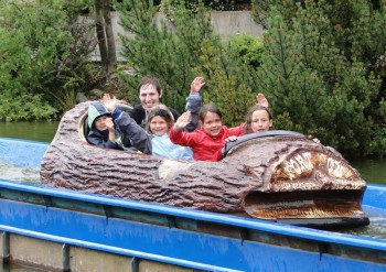 Wasser von allen Seiten. Die Wildwasserbahn im Freizeitpark Fort Fun lockte die Teilnehmer der Kinderferienspiele trotz Regen an. Foto: nh