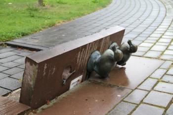 Erneut war der Dorfplatz Gombeth Ziel von unsinniger Zerstörung. Nach dem bereits eine der Enten abgebrochen und entwendet wurde, rissen nun die unbekannten Täter die gesamte Bodenplatte aus der Erde. Foto: sb