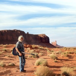 Shiregreen alias Klaus Adamaschek mit Gitarre im Monument Valley in Arizona. Foto: Angelika Adamaschek