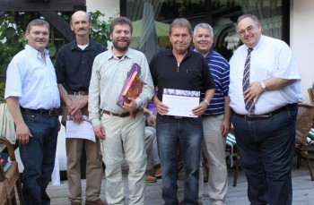 Andreas Göbel konnte im Rahmen des Sommerfestes zusammen mit dem CDU Stadtverbandsvorsitzenden Karsten Schenk, dem Stadtverordnetenvorsteher Reinhard Otto und dem Bundestagsabgeordneten Bernd Siebert zwei verdiente Mitglieder auszeichnen: Bernd Kaminski und Gerhard Wickert wurden beide für 30-jährige CDU-Mitgliedschaft geehrt. Foto: nh