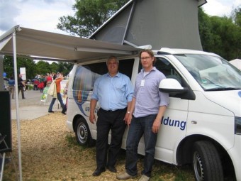 Udo Grenzebach, Qualifizierungsbeauftragter des Schwalm-Eder-Kreises (links) mit Alf Kindinger, Projektleiter Infomobil bei Weiterbildung Hessen e.V. Foto: nh