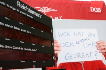 Der DGB stellte am Freitag in der Kasseler Innenstadt seine Reichtumsuhr vor und forderte die Umverteilung von Vermögen zu Gunsten niedriger Einkommensgruppen sowie der ausreichender Finanzierung der öffentlichen Hand. Foto: nh