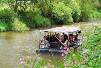 Floßfahrten auf der Fulda zwischen Morschen und Melsungen gehören bereits seit 1982 zu den touristischen Highlights Nordhessens. Heute verkehren zwei moderne „Fuldanixen“ auf der zirka 20 Kilometer langen Strecke zwischen Morschen und Melsungen und befördern im Jahr bis zu 3.500 Personen. Foto: nh