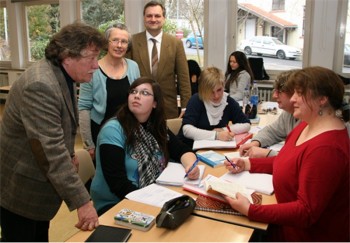 Unterricht: Heinrich Gläßer, Hephata-Akademie für soziale Berufe, Anne Dippel, Berufliche Schulen Schwalmstadt, und Dr. Martin Sander-Gaiser, Hephata-Akademie für soziale Berufe (stehend v.l.) bei einer Gruppenarbeit mit Auszubildenden. Foto: me
