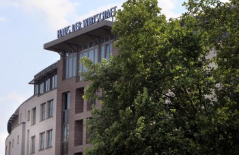 Das regionale Parlament der Wirtschaft, die Vollversammlung der Industrie- und Handelskammer (IHK) Kassel hat in der Sitzung am Dienstagabend,18. September, seine Satzung geändert und damit den Weg frei gemacht für eine Änderung des Namens der IHK. Ab 2013 heißt die IHK nicht mehr IHK Kassel sondern IHK Kassel-Marburg. Foto: nh
