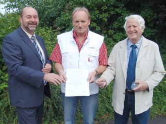 Seit 25 Jahren im Gesellenprüfungsausschuss aktiv: Malergeselle Günter Ickler. Geschäftsführer Jürgen Altenhof, Jubilar Günter Ickler und Obermeister Elmar Grösch (v.l.). Foto: Wolfgang Scholz