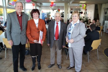 Glückwünsche per Wort und Urkunde zum 40-jährigen Firmenjubiläum: Ortsbeiratsmitglied Wilhelm Plock, Rita und Melo Scappatura und Stadträtin Gudrun Reinbold (v.l.). Foto: sb