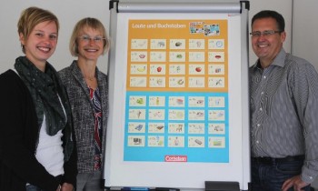 Am Proben: Dozentin für Deutsch als Fremdsprache und Deutsch als Muttersprache Sonja Padalsky, vhs-Programmbereichsleiterin Hille Hobbierbrunker-Oltmer und der Leiter des Wohnbereichs 2 der Behindertenhilfe Hephata, Rainer Möller (v.l.). Foto: me