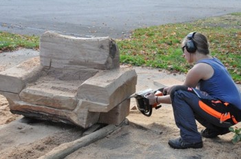 Kettensägen-Workshop der Stadt Gudensberg und der Kunsthochschule Schneeberg vom 29. Oktober bis zum 2. November in Gudensberg. Foto: nh