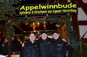 Das Team der Appelwinnbude beim Melsunger Weihnachtsmarkt im Winterwald. von links Uli Stahl, Peter Barkowski und Gerhard Stange. Foto: nh