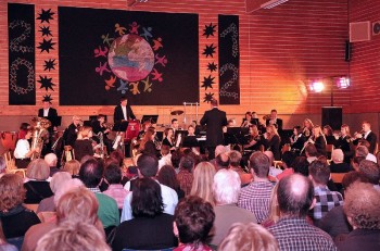 Das Blasorchester Brunslar unter der Leitung seines Dirigenten Torsten Eckerle begeisterte die Zuhörer mit seinem musikalischen Programm beim Jahreskonzert 2012 in der Neuenbrunslarer Sporthalle. Foto: nh