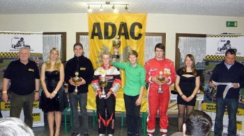 ADAC Sportleiter Lothar Brobach, Noel Backhaus, Kevin Mais, Joshua Knobloch (Meister X30 sen.), Darwin Daume (Meister X30 jun.), Thomas Pooth, Daniela Daume und Rennleiter Oliver Brauer (v.l.). Foto: Uli Daume