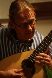 Ganz in seinem Element – Gereon Schoplick spielte Mandoloncello. Foto: Christl Eberlein