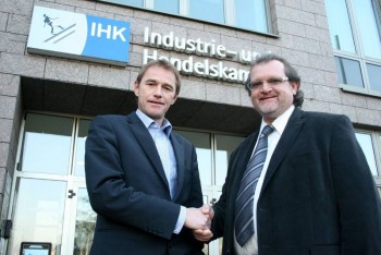 Dr. Maurice Gigase (links) hat den Vorsitz des IHK-Arbeitskreises Tourismus an Stefan Frankfurth, Parkhotel Emstaler Höhe, Bad Emstal, übergeben. Foto: IHK Kassel/Nordlohne