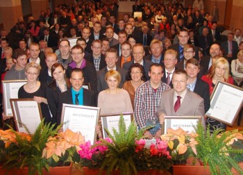 Die neuen Meisterinnen und Meister 2012 im Schwalm-Eder-Kreis mit Finanzminister Dr. Wolfgang Voß, Kreishandwerksmeister Frank Dittmar, Präsident Heinrich Gringel und Landrat Frank-Martin Neupärtl. Foto: Wolfgang Scholz
