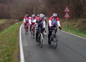 Rot-weiß im Beisetal. Am vergangenen Sonntag waren 14 Radsportler auf der Winterrunde unterwegs – das soll bis zum März so weitergehen. Foto: nh