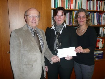 Mit Freude nahmen Direktor Heinz Meier und Dr. Christine Sperlich (rechts) den Spendenscheck für die Gustav-Heinemann-Schule aus der Hand von Sparkassendirektorin Nicole Reichard entgegen. Foto: sb