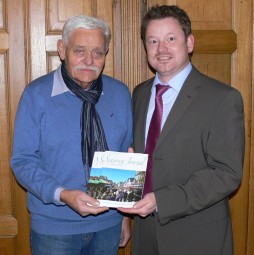 Heinz Engelhardt und Bürgermeister Martin Wagner präsentieren das neue Senioren Journal. Foto: Uwe Dittmer