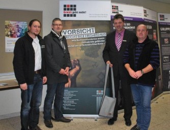 Jugendpfleger Michael Schott, Kreisbeauftragter für das Projekt Gewalt geht nicht Stephan Bürger, Bürgermeister der Stadt Schwalmstadt Dr. Gerald Näser und Schulleiter der Schule im Ostergrund Timo Clobes (v.l.). Foto: Julian Klagholz, MAZ