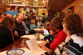 Unter Deck wurde gemeinsam ein Shanty gesungen, den Nikola Klose per Geige und Beate Helmer per Akkordeon begleiteten. Foto: sb