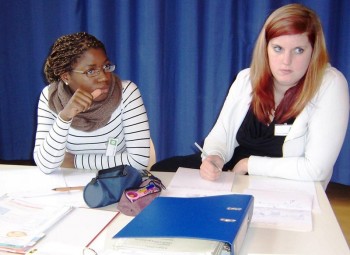 Ein Prüfungsteil war die Zusammenarbeit mit anderen Auszubildenden, um gemeinsam einen Auftrag zu erfüllen. Hier bekam Janina Nehles (rechts) besonders gute Bewertungen. Foto: nh