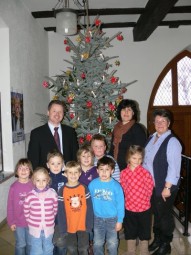 Der Baum ist geschmückt und alle sind froh: (v.l.) die Kinder und Bürgermeister Martin Wagner, Leiterin Marion Voorpijls und Erzieherin Gisela Barton. Foto: Dittmer