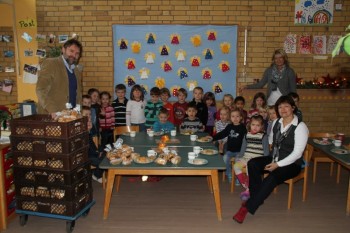 Jürgen Viehmeier (links) überreichte 100 Plätzchentüten an Kindertagesstättenleiterin Gabriele Michel (vorne rechts) und Erzieherin Christiane Horn (hinten rechts). Foto: tw